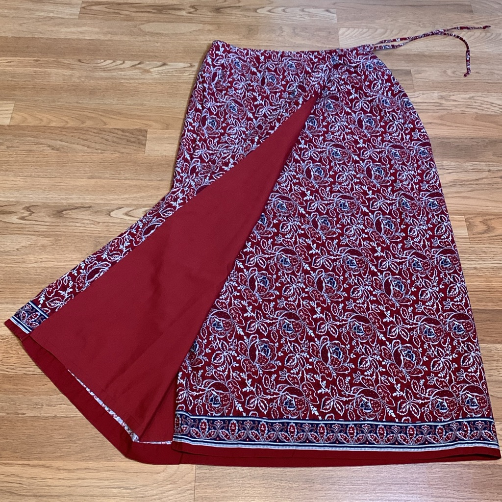 Vintage Charter Club, Casual Red, Blue, White Floral Midi Wrap Skirt. Size 10.